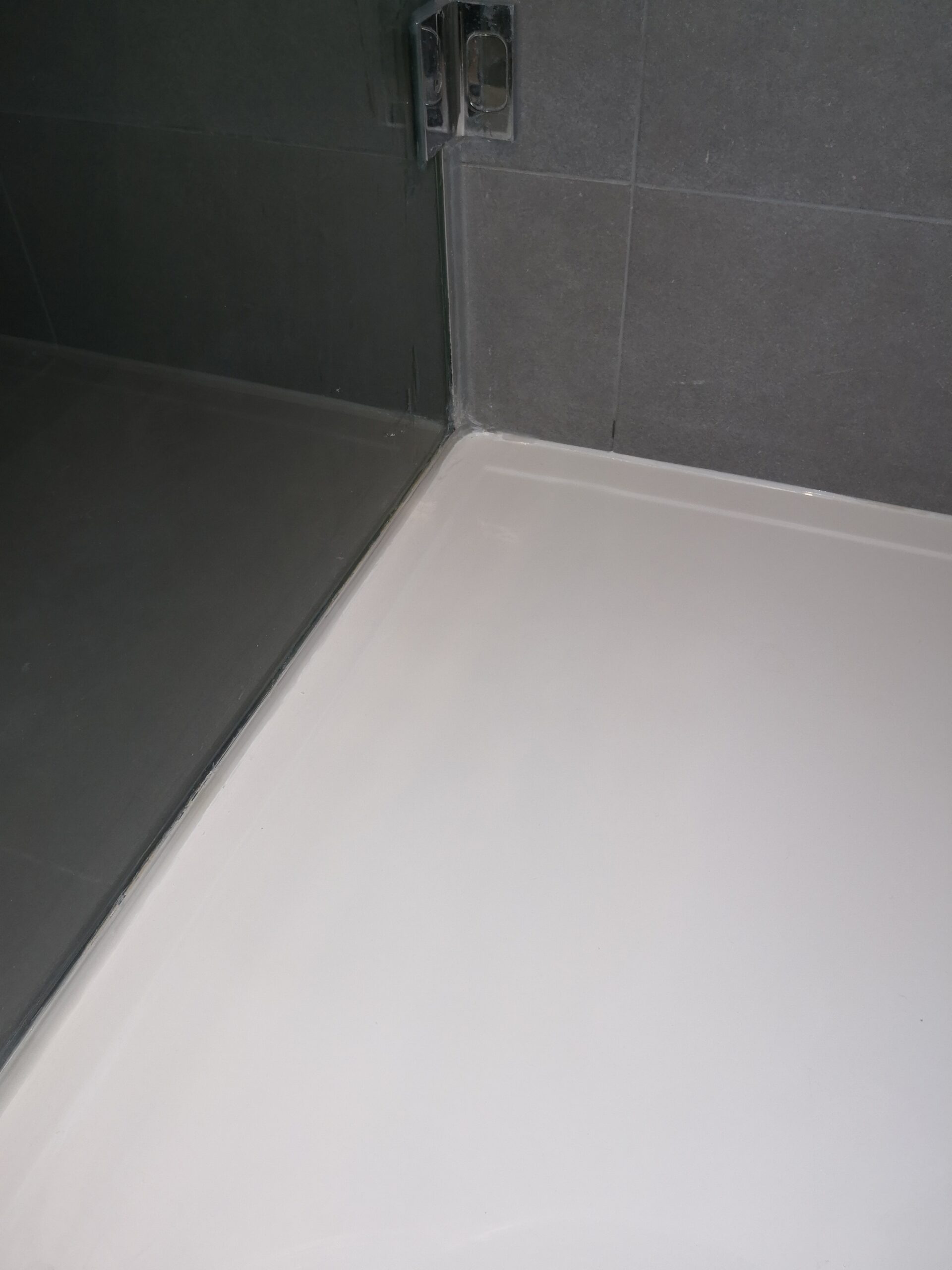 ST05 Cracked shower tray.Tray repaired Incredible but true Alt. angle scaled