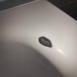EB08 Chipped corner edge on metal bath